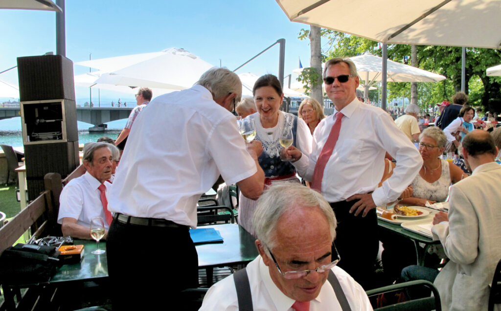 04 Anstossen mit der Präsidentin des CVZS