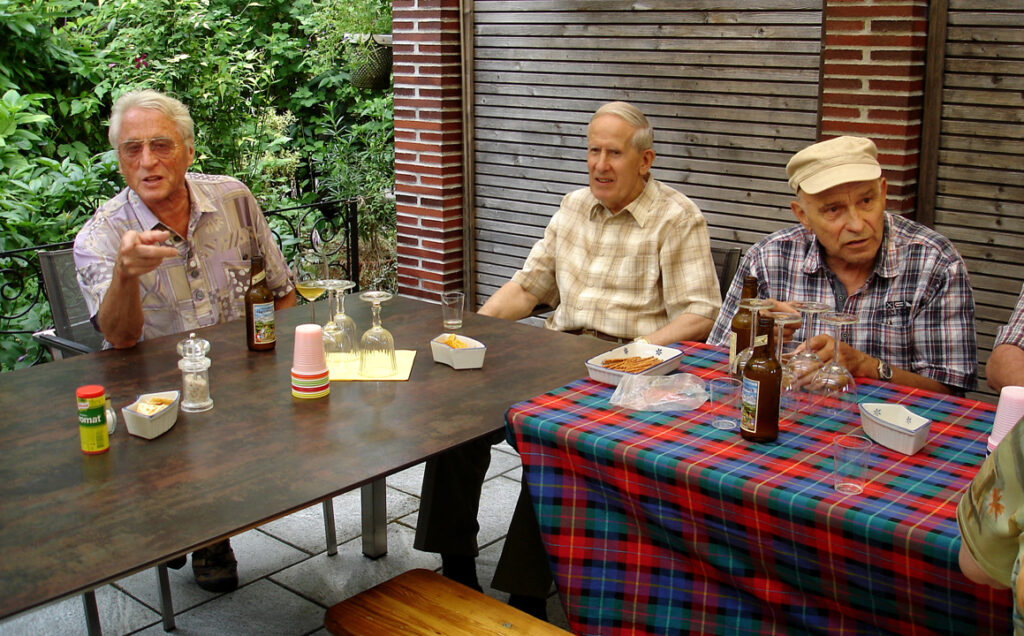 04 Beim Apéro: Eugen, Gustav und Georges