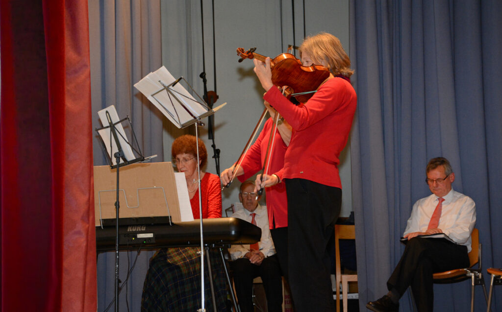 07 Zwischeneinlage, Trio Rosso mit Klavier und Geigen