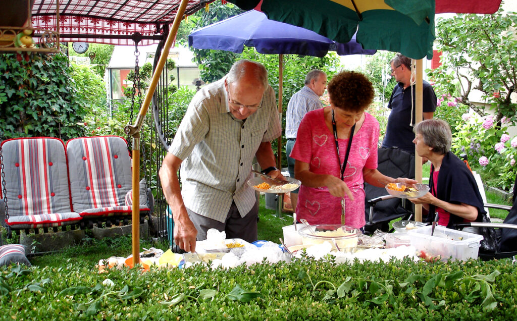 12 Albertina mit Gästen am Salatbuffet
