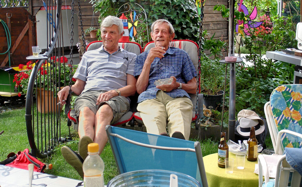 13 Bruno und Ludwig auf der Raucherschaukel