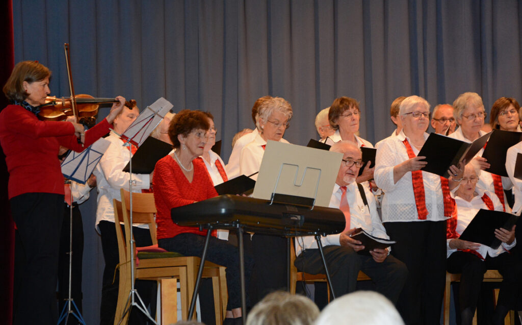 15 Frauen- und Kolpingchor singen das Schlusslied