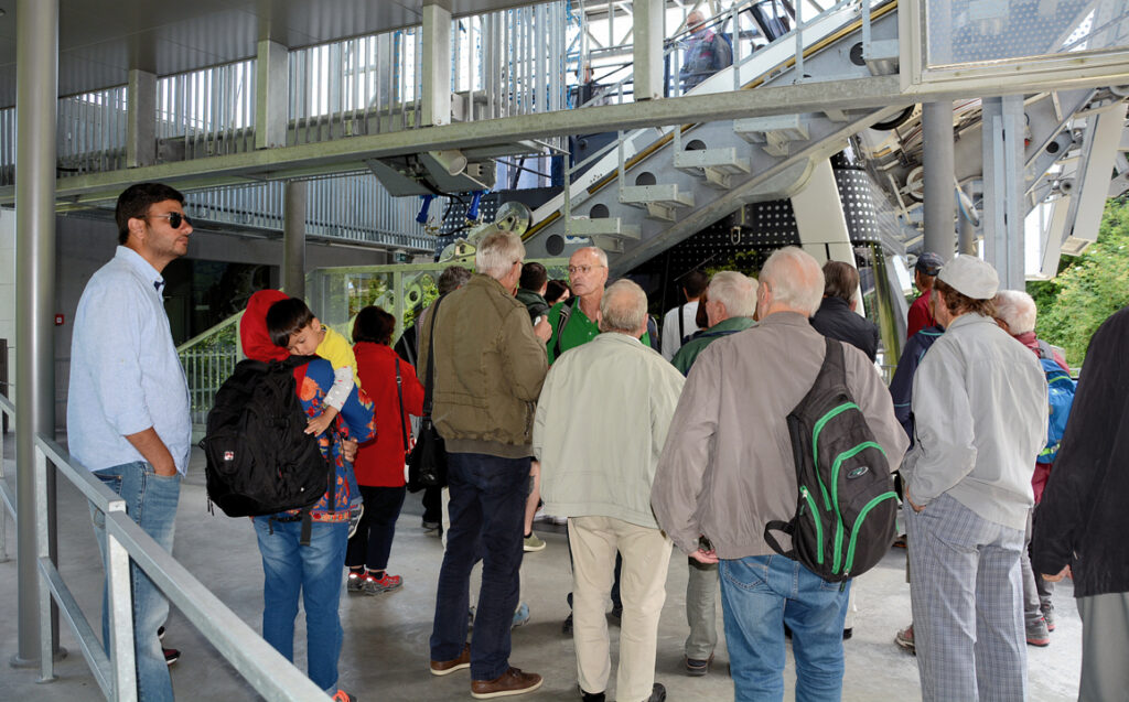 16 Umsteigen bei der Mittelstation