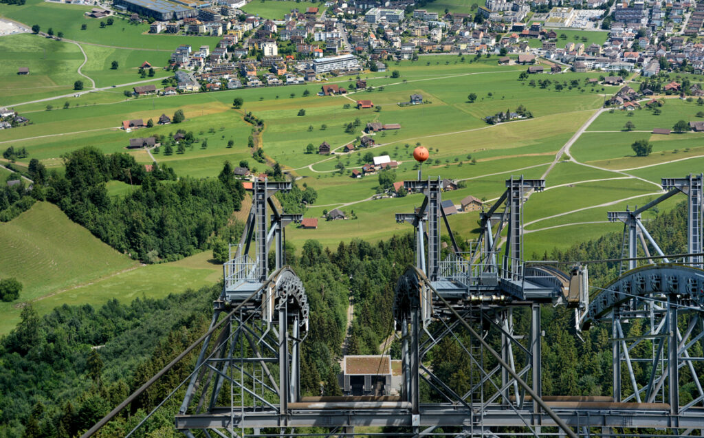 19 Der erste Mast der Seilbahn