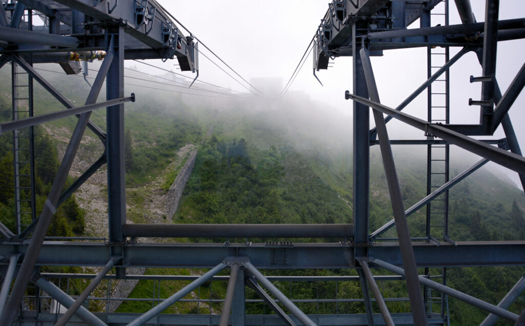 23 Die Bergstation ist im Nebel