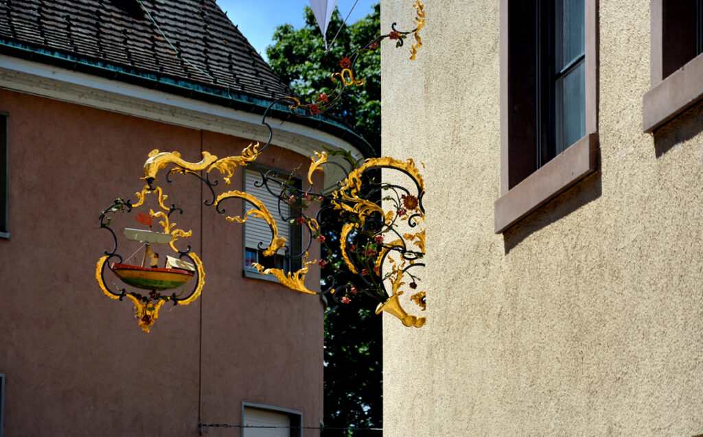 24 Kunstvolles Hausschild