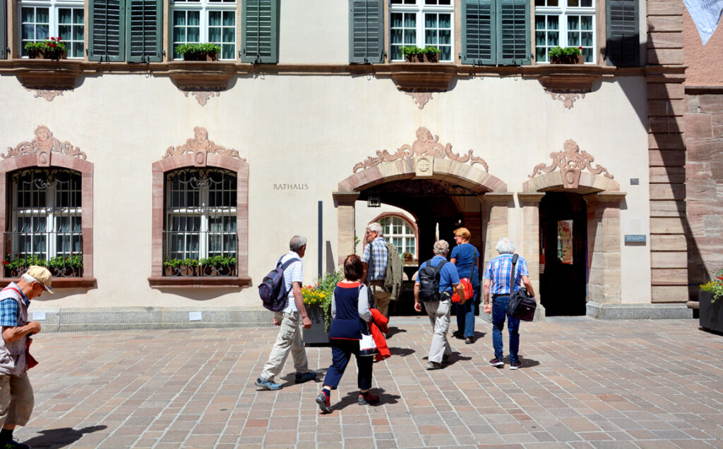 26 Ankunft beim Rathaus