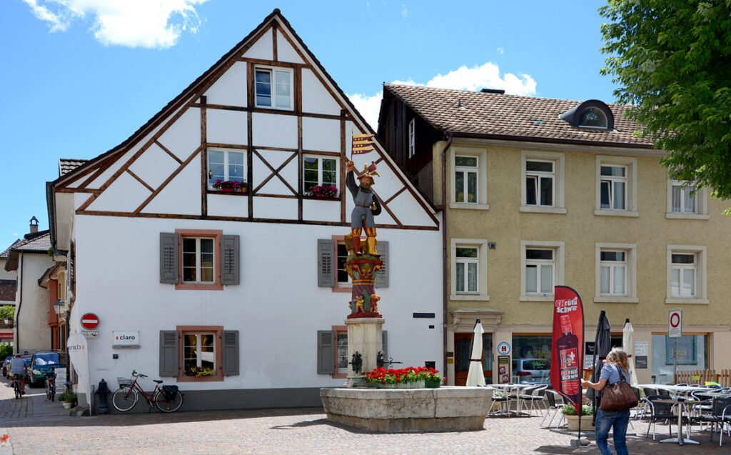 32 Schöner alter Brunnen mit Figur