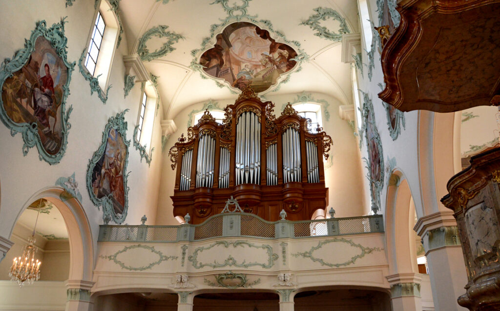 37 Blick zur Orgelempore