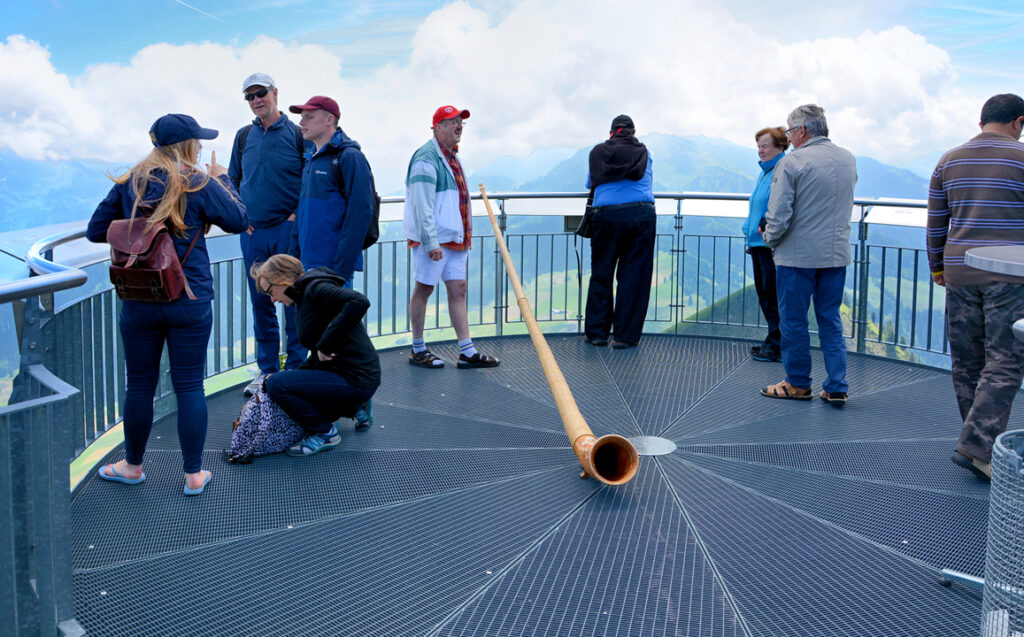 39 Aussichtsplattform mit Alphorn