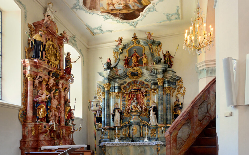 39 Kleiner Altar am Fenster der Kirche