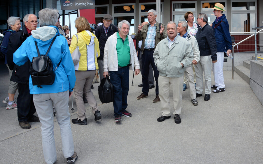43 Bruno ruft seine Schäfchen zum Gruppenfoto