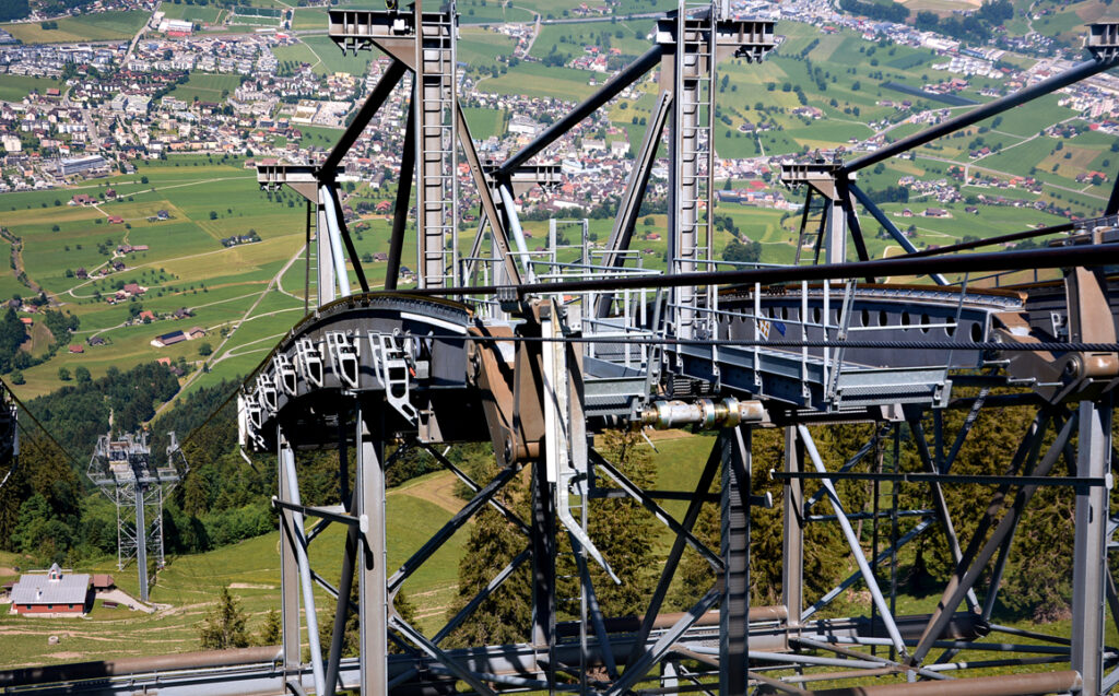 48 Wieder die Masten der Seilbahn