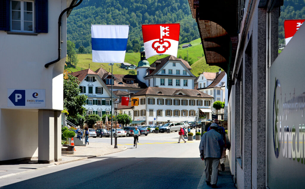 57 Man läuft im Schatten
