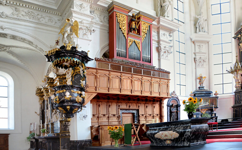 60 Altar mit Chororgel