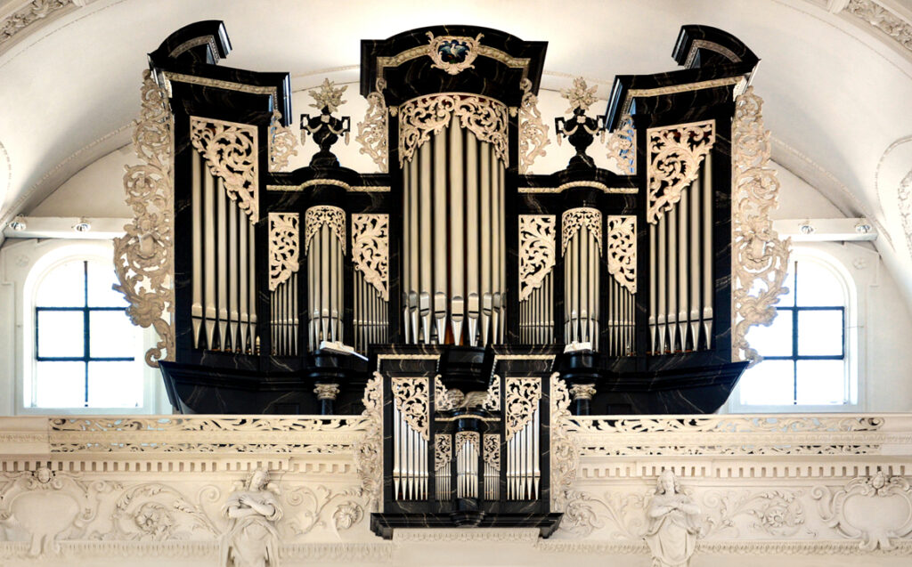 61 Die grosse Orgel in der Kirche Stans