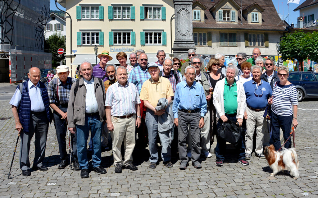 64 vor der Abreise noch ein Gruppenfoto
