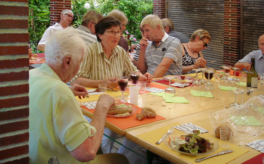 08 Die Grilladen werden verspeist